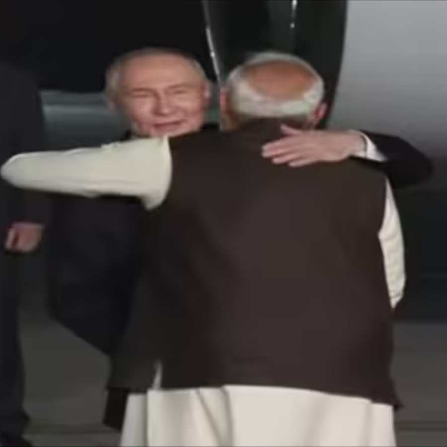দিল্লি পৌঁছানোর পরে পুতিনকে স্বাগত জানাতে প্রোটোকল ভেঙ্গে বিমানবন্দরে হাজির হলেন মোদী।