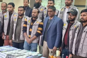 রাজধানীতে অবৈধ আইফোন কারখানার সন্ধান, তিনজন গ্রেফতার