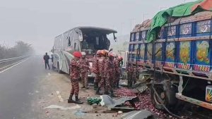 ঢাকা-মাওয়া এক্সপ্রেসওয়েতে ট্রাকে বাসের ধাক্কা, নিহত ১