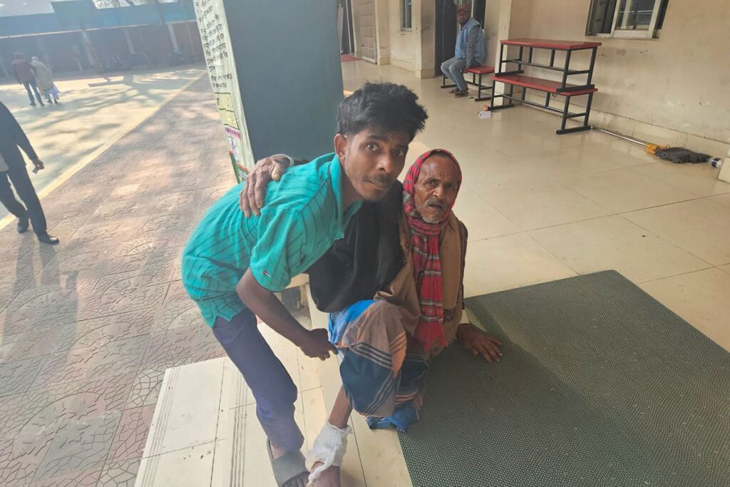 অন্যের কাঁধে ভর করে ভোট দিলেন ষাটোর্ধ্ব প্রতিবন্ধী কাদির মিয়া