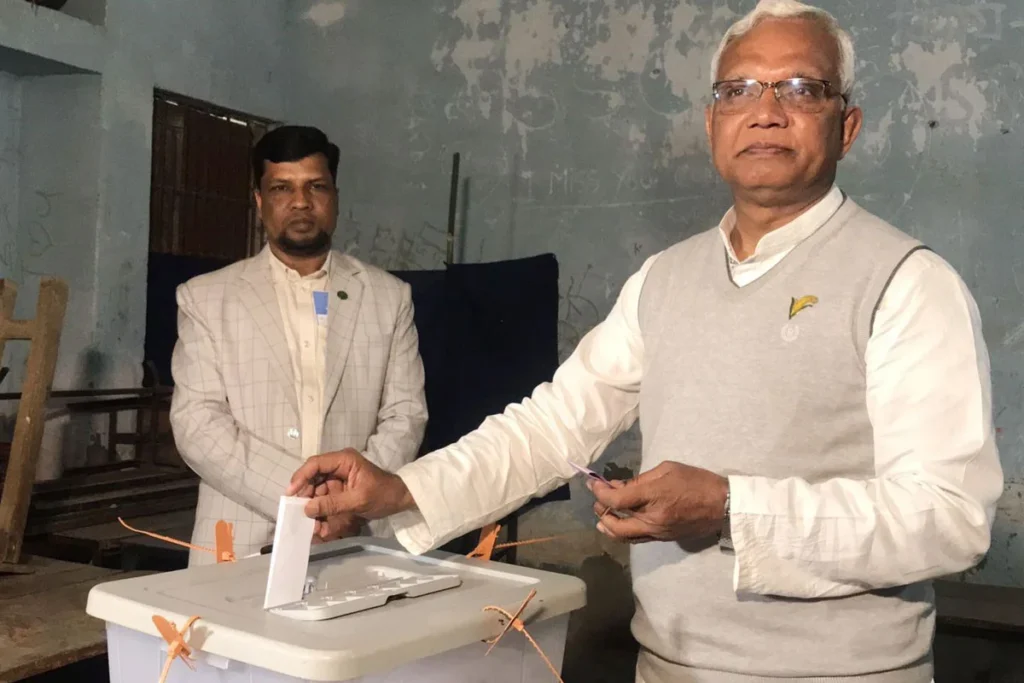 দিনাজপুর-৬ আসনে ভোট দিলেন বিএনপি প্রার্থী ডা. এ জেড এম জাহিদ
