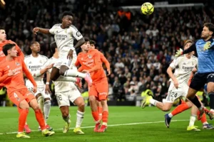 বার্সেলোনাকে পেছনে ফেলে শীর্ষে রিয়াল