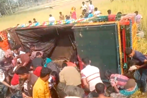 সিরাজগঞ্জে মাছ বোঝাই নসিমন চাপায় শিশু নিহত, মাছ লুট