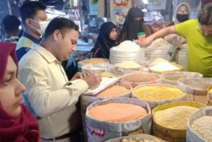 দ্রব্যমূল্য স্থিতিশীল রাখতে কালীগঞ্জে ব্যবসায়ীকে জরিমানা