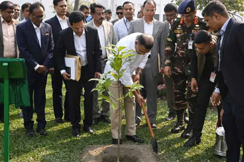 তেজগাঁও কার্যালয়ে প্রথম দিন বৃক্ষরোপণ করলেন প্রধানমন্ত্রী