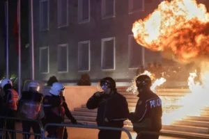 সরকারবিরোধী আন্দোলনে উত্তাল আলবেনিয়া, প্রধানমন্ত্রীর কার্যালয়ে হামলা