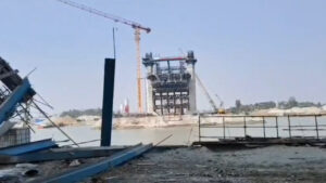 কলাপাড়ায় সেতুর সাটার ভেঙে নদীতে পড়ে নিহত ১