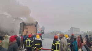 মিরসরাইয়ে মহাসড়কে চলন্ত কাভার্ডভ্যানে আগুন