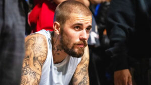 হাফপ্যান্ট পরেই গ্র্যামির মঞ্চে, আলোচনায় জাস্টিন বিবার