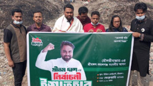 ময়লার স্তূপে দাঁড়িয়ে নির্বাচনী ইশতেহার ঘোষণা করলেন এনসিপির প্রার্থী